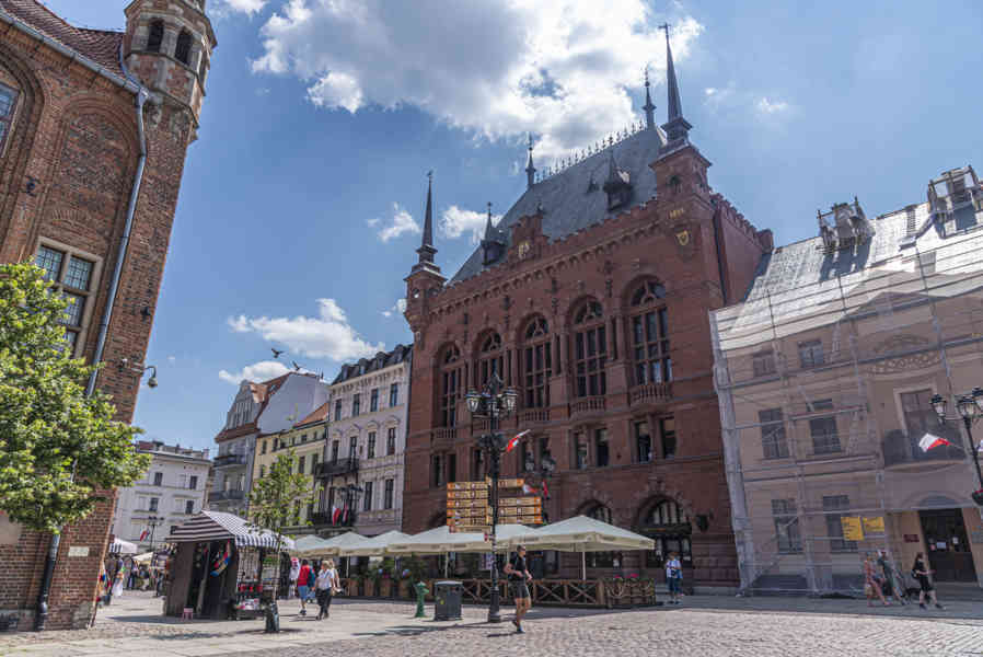 Polonia - Torun 017 - Centro Cultural Dwor Artusa.jpg